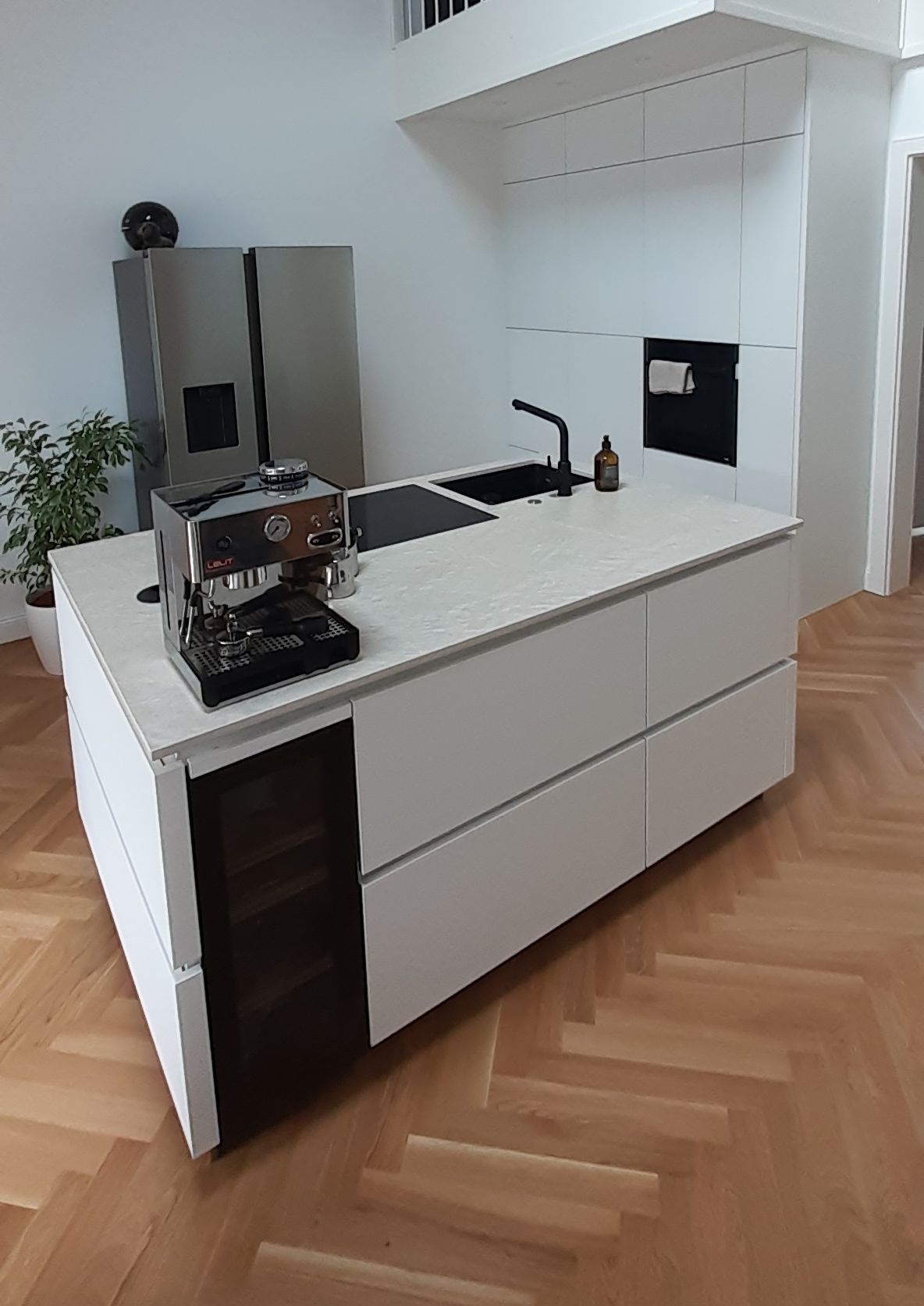 Inselküche mit Kaffeemaschine