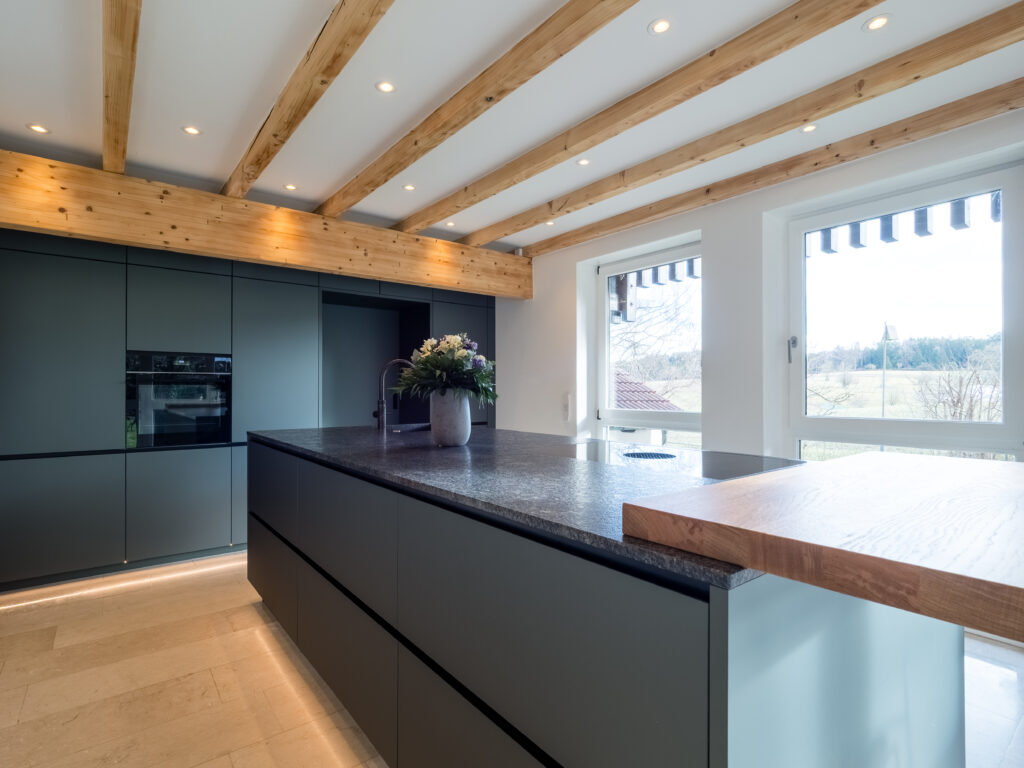 Die Küche mit einer komplett freistehenden Kochinsel