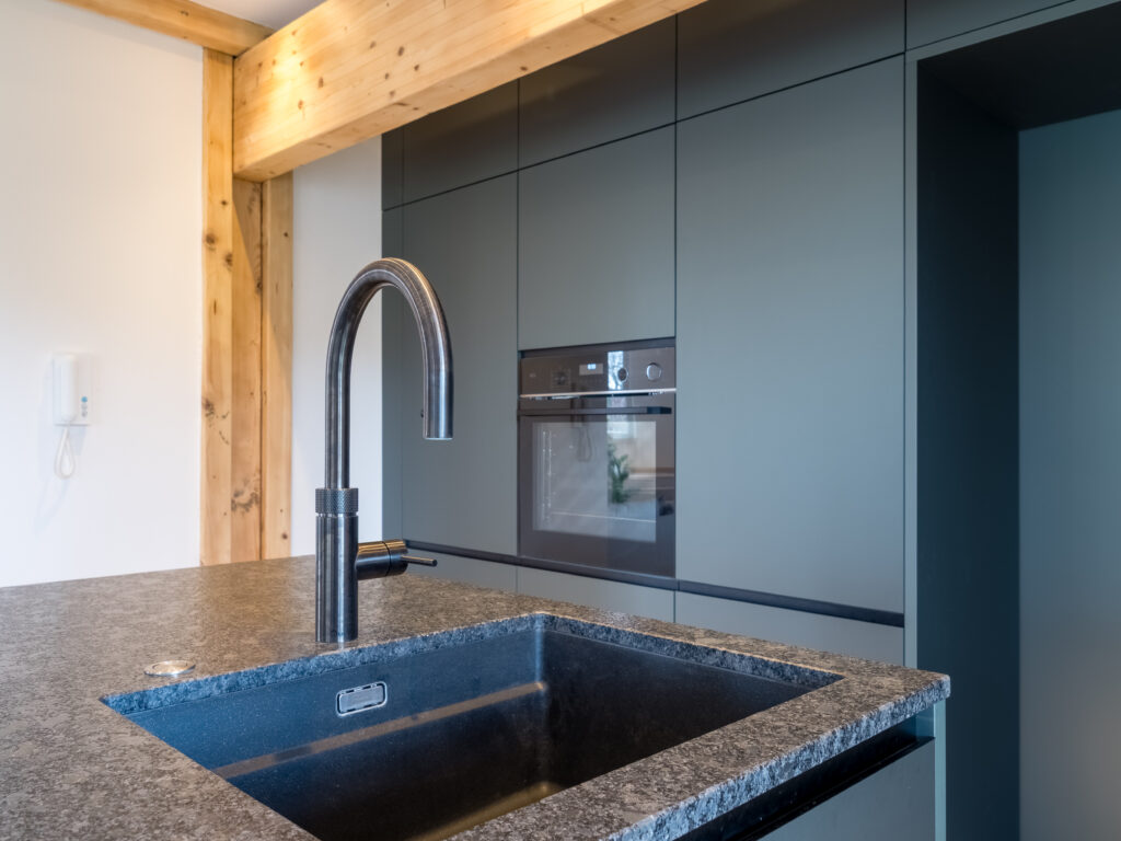 Die Spüle mit dem multifunktionellem Wasserhahn Quooker