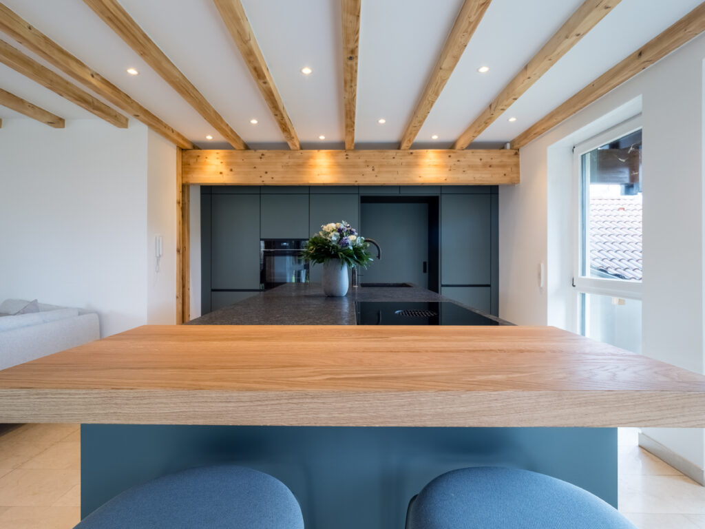 Die integrierte Theke bietet Platz für kurze Pausen oder Unterhaltung am Herd.