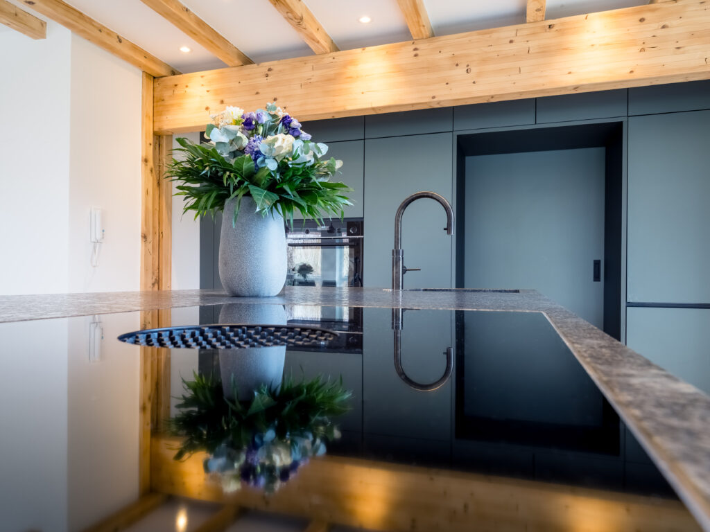 Die Bora-Kochfeld passt sich nahtlos in die Kochinsel.