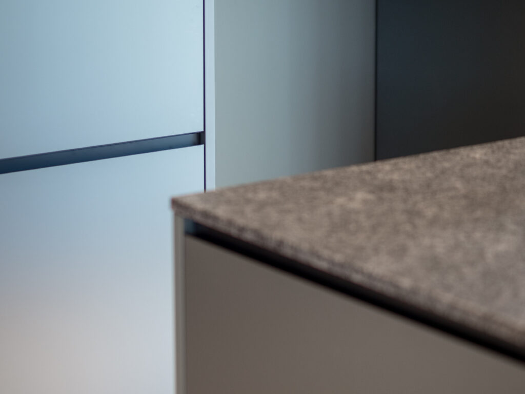 Eine hochwertige Steinarbeitplatte wirkt hochwertig und zeitlos.